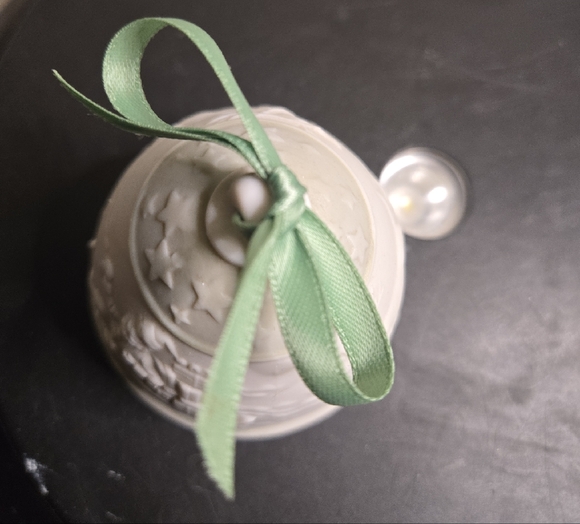 Lladro 1988 White Bell Ornament Santa Claus with Green Ribbon No Box - Picture 7 of 10